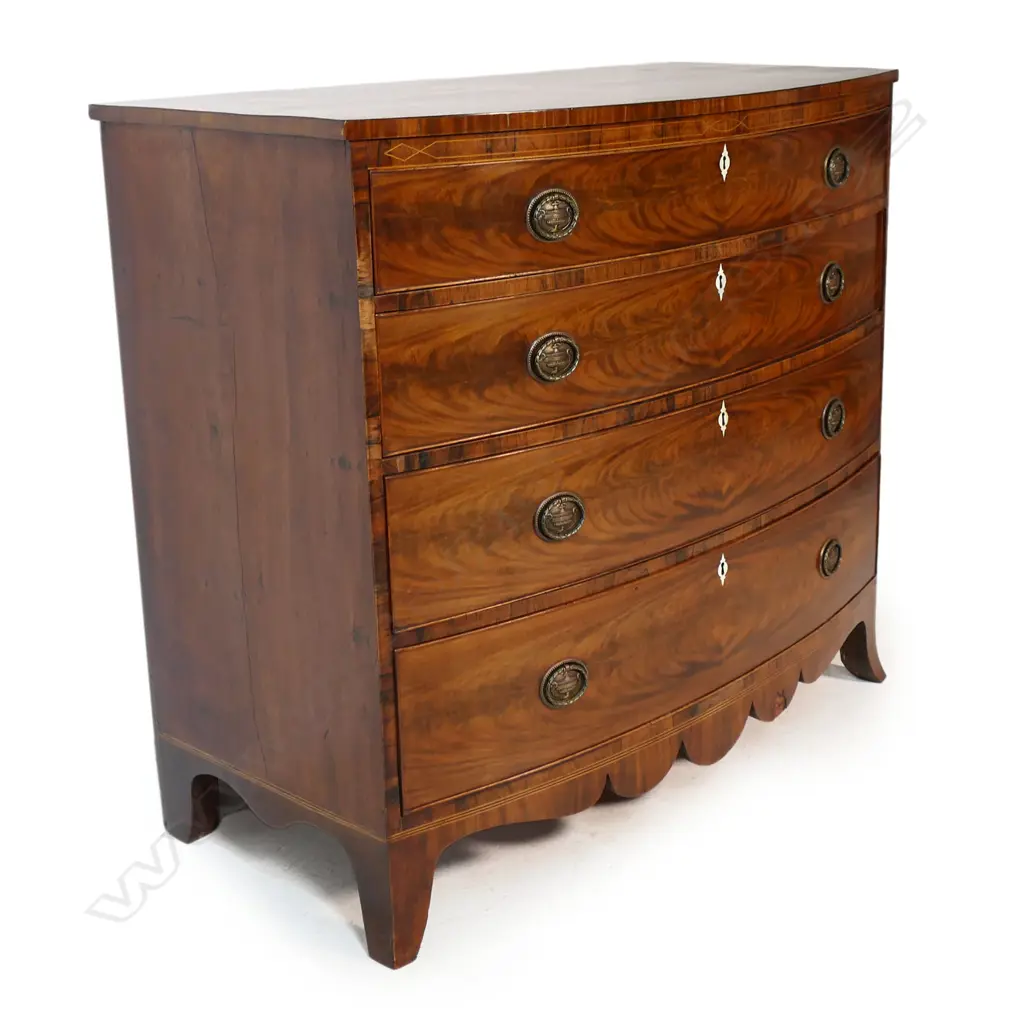 A Georgian bowfront mahogany four drawer chest, Image 1++
