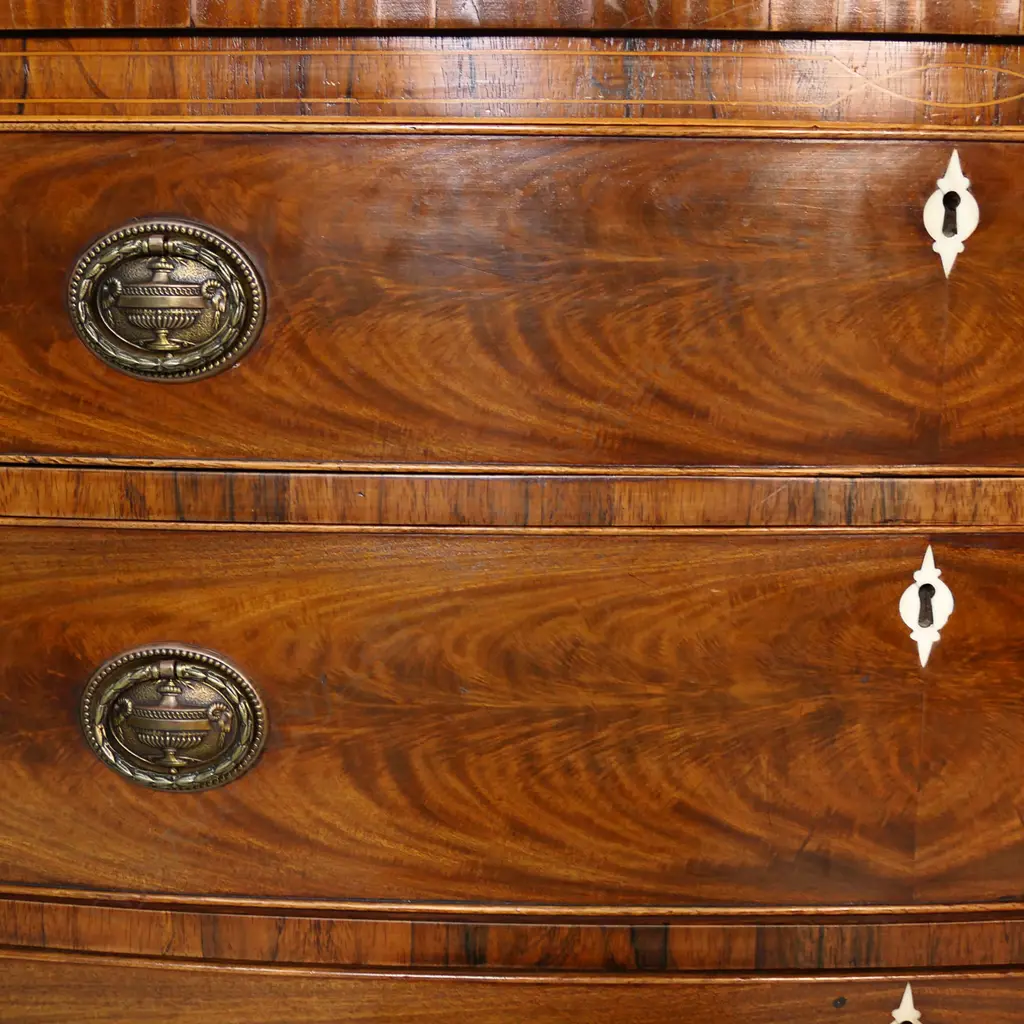 A Georgian bowfront mahogany four drawer chest, Image 1++