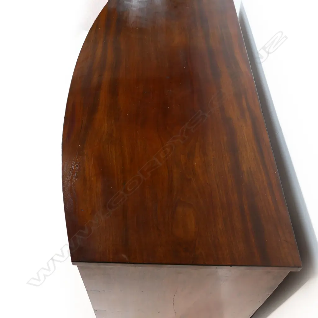 A Georgian bowfront mahogany four drawer chest, Image 1++