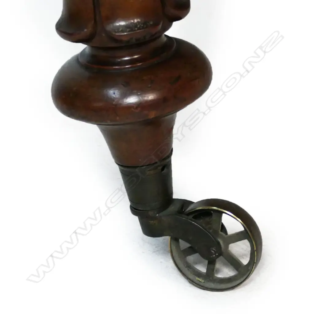 A William IV mahogany two leaf extension dining table, Image 1++