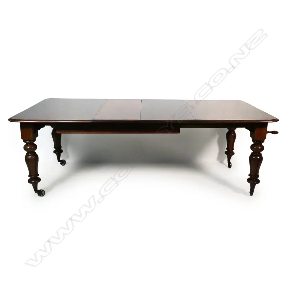 A William IV mahogany two leaf extension dining table, Image 1++