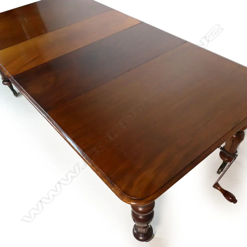 A William IV mahogany two leaf extension dining table, Image 1++