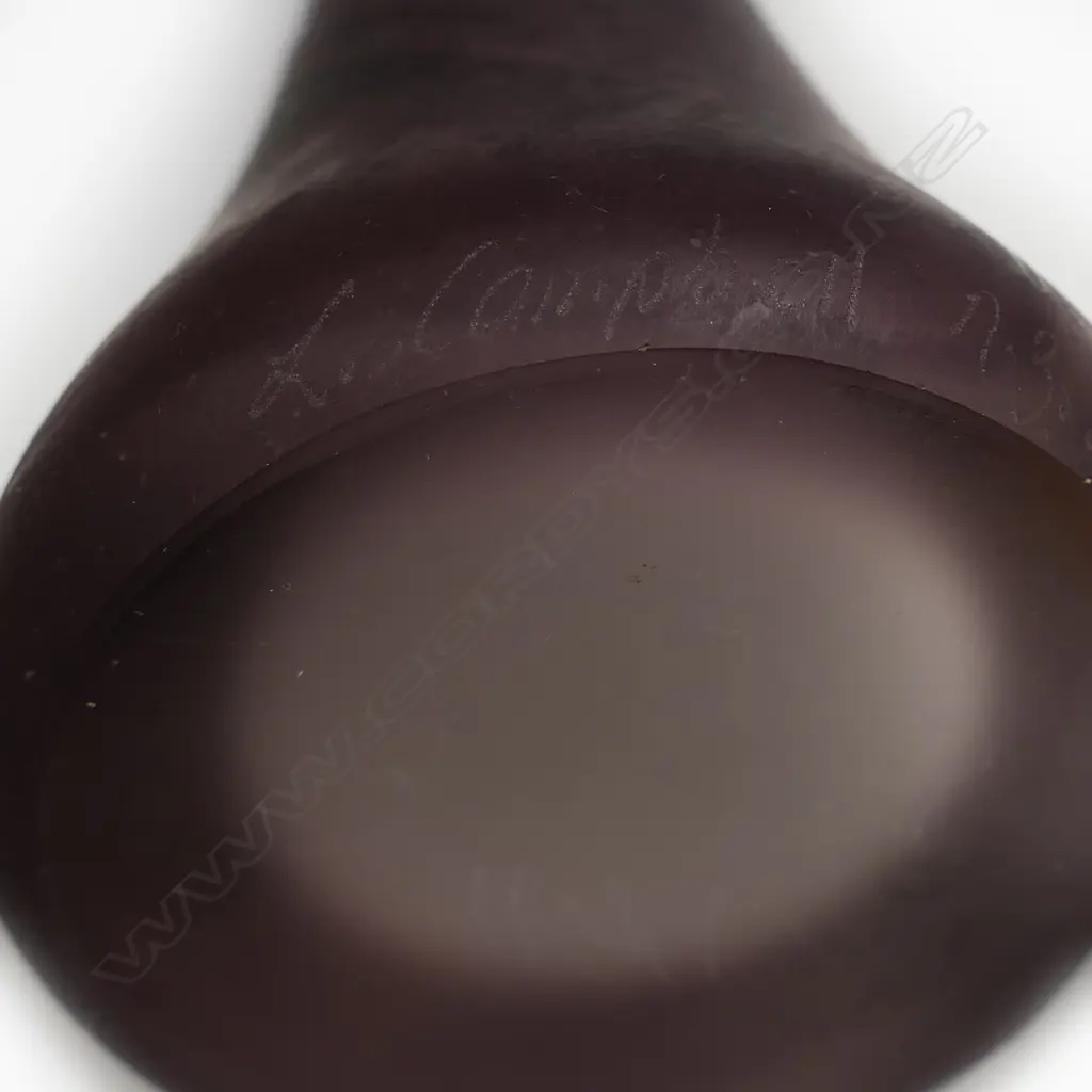 A Lynette Campbell glass vase, Image 1++