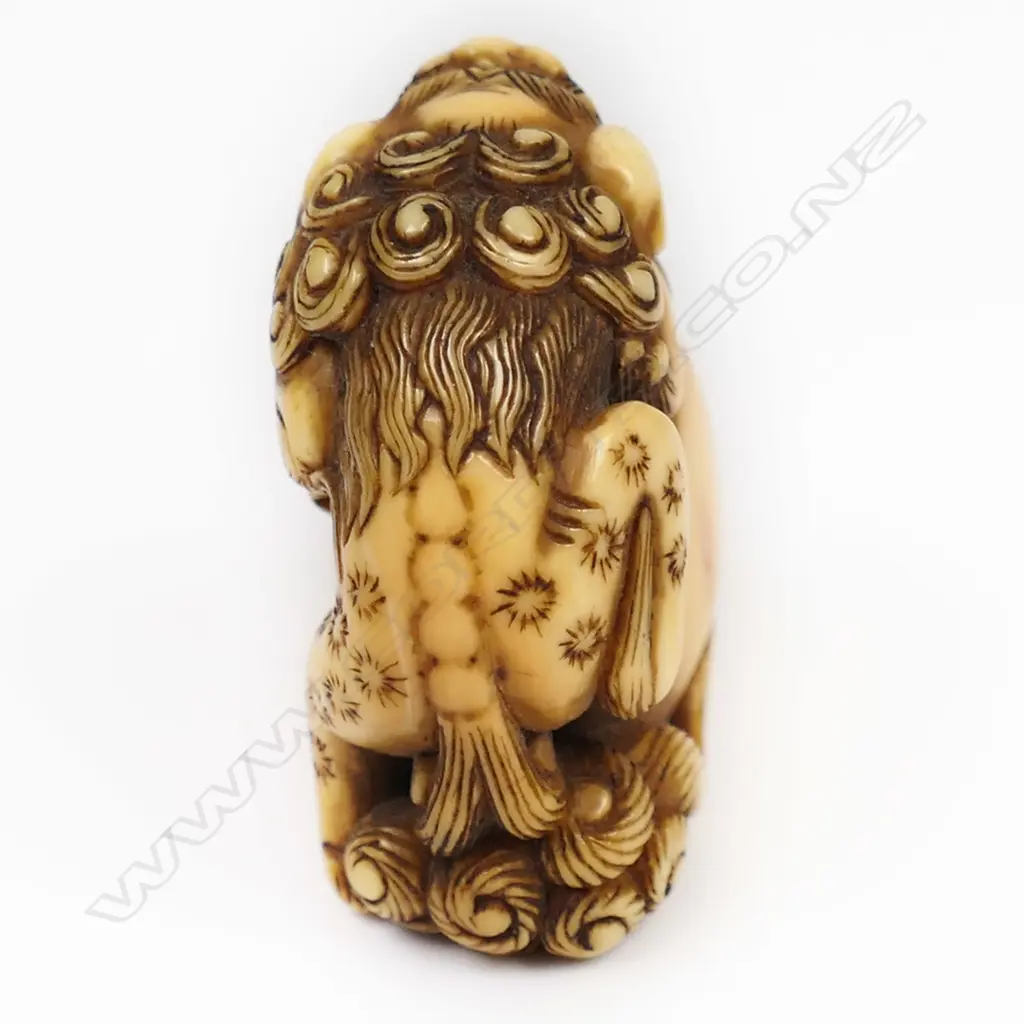 An old ivory netsuke of a shishi, Image 1++