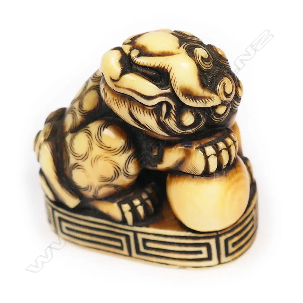 An old ivory netsuke of a shishi, Image 1++