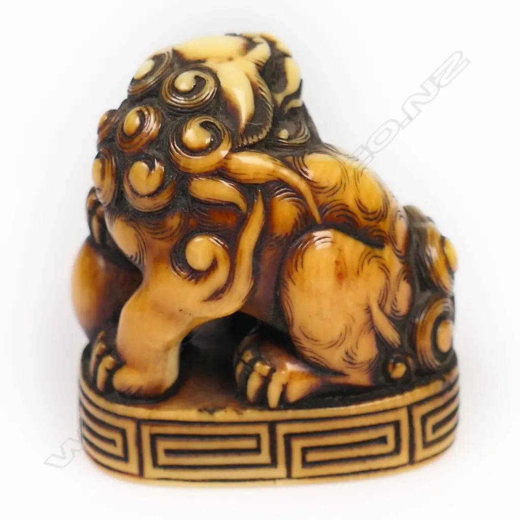 An old ivory netsuke of a shishi, Image 1++