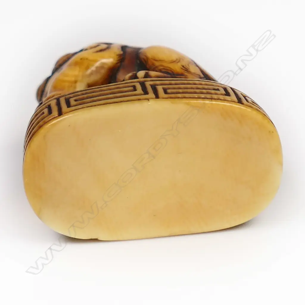 An old ivory netsuke of a shishi, Image 1++