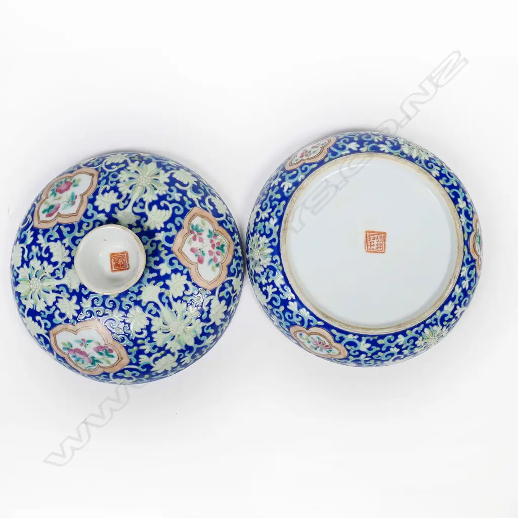 Old Chinese porcelain wide squat circular lidded box, Image 1++