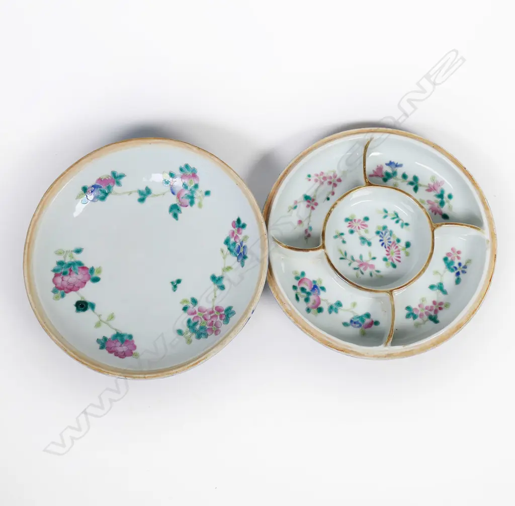 Old Chinese porcelain wide squat circular lidded box, Image 1++
