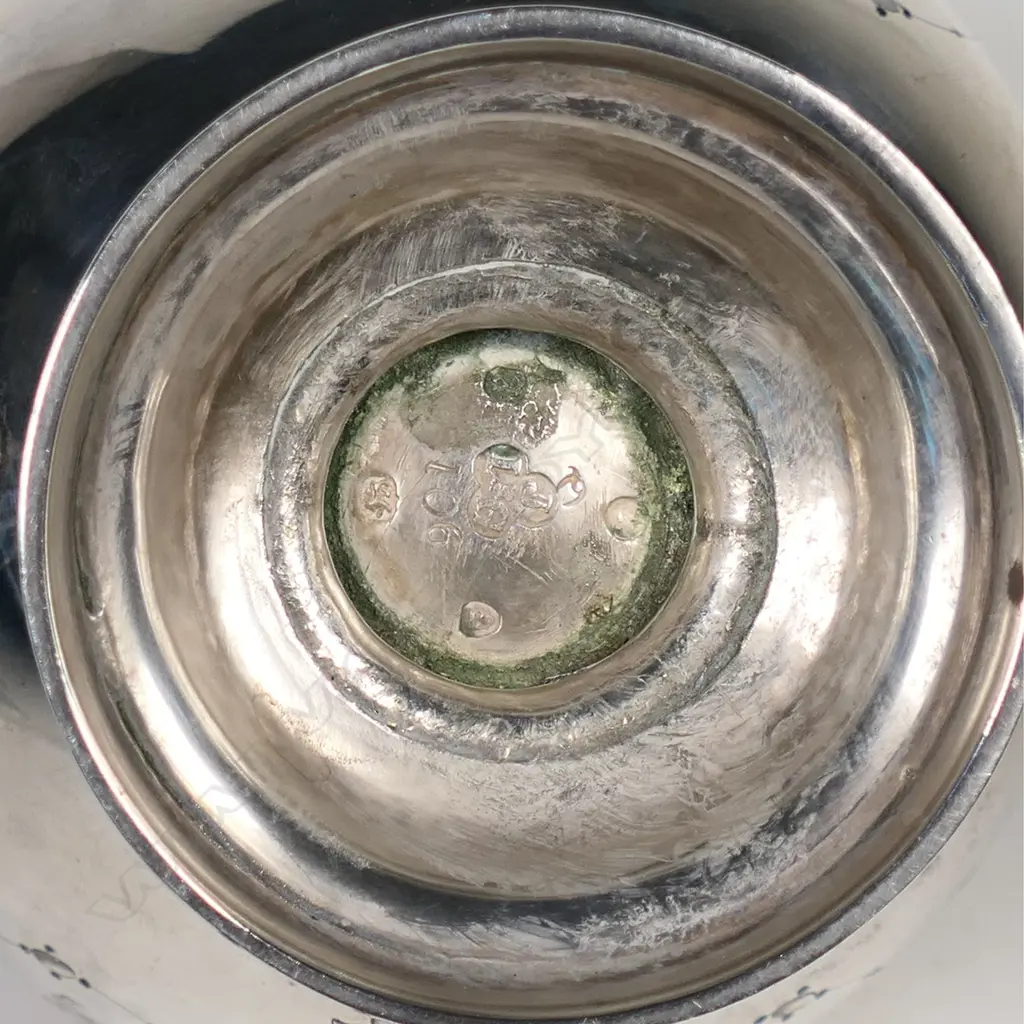 A Victorian silver bachelor's teapot, Image 1++