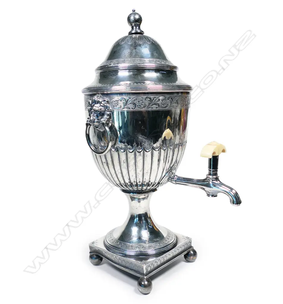 A George III silver pedestal tea urn, Image 1++