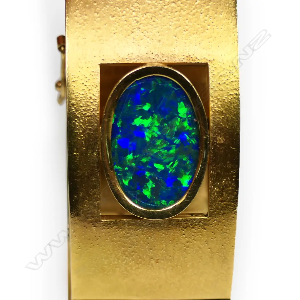 An 18ct gold and opal retro bracelet, Image 1++