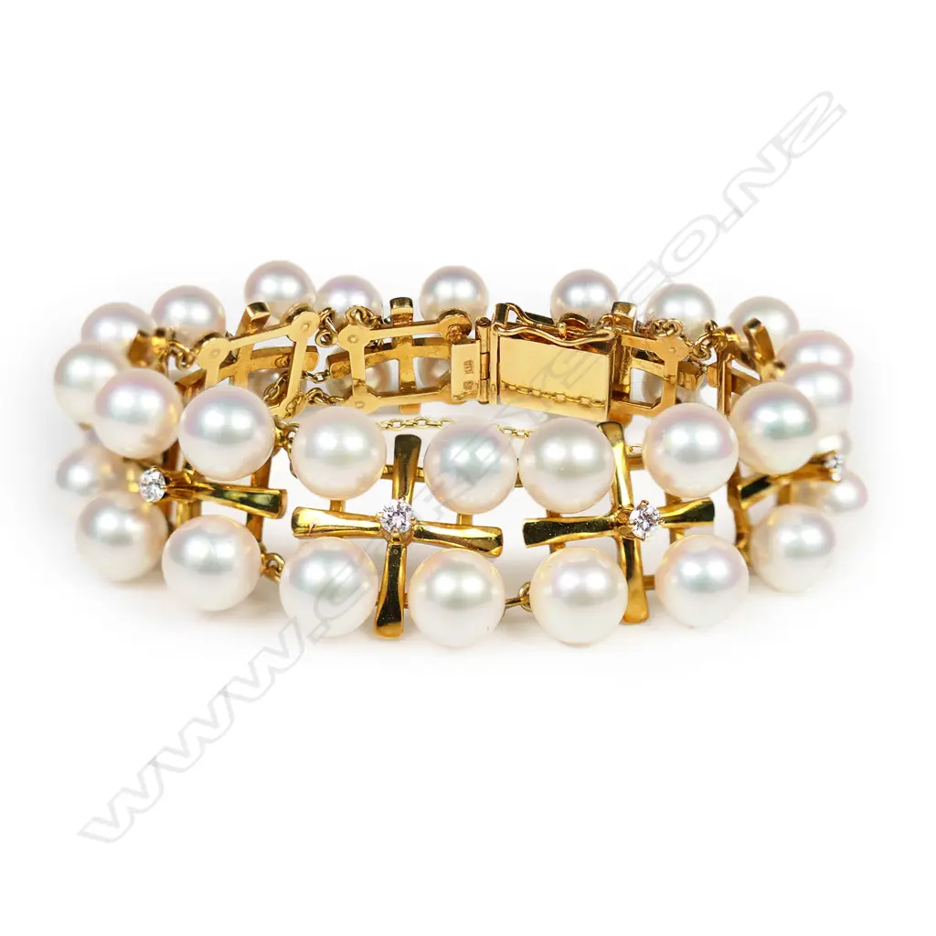 A Mikimoto 18ct gold pearl and diamond bracelet, Image 1++