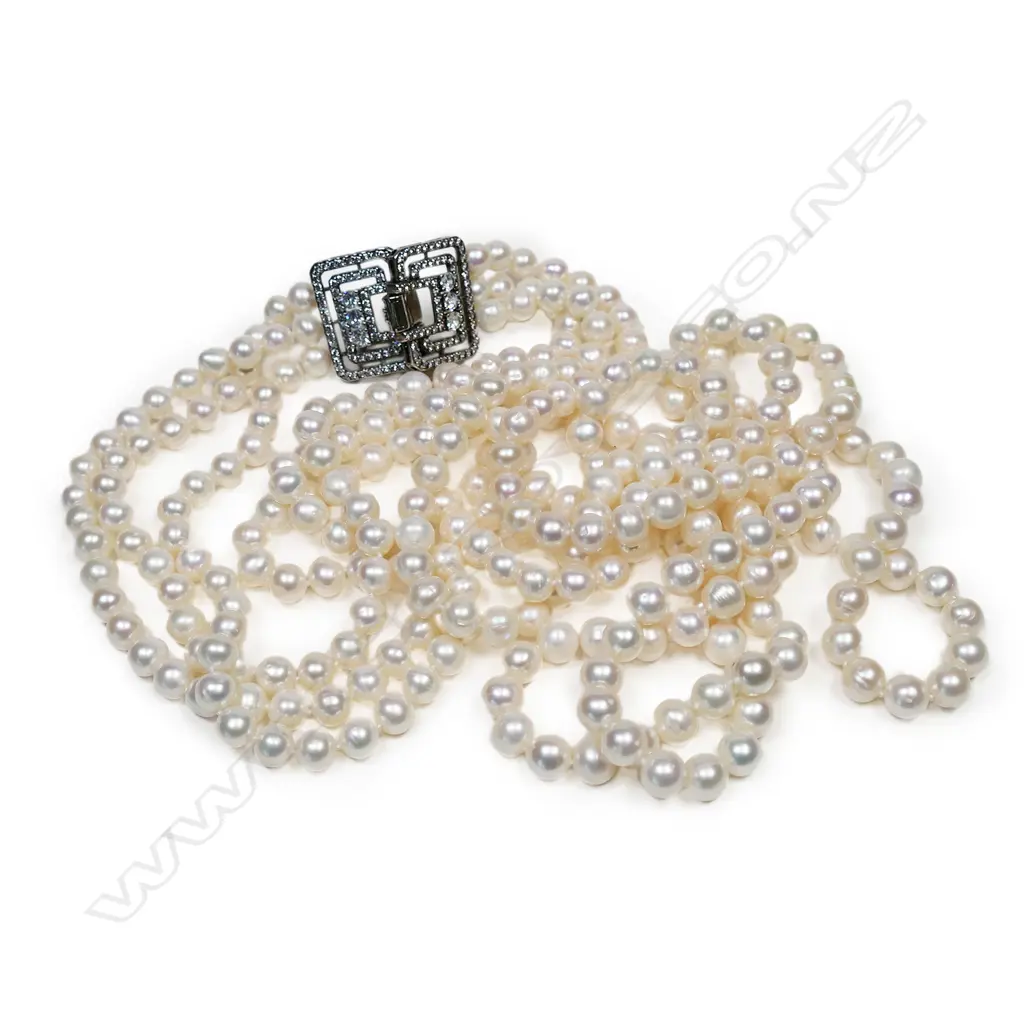 A triple strand cultured pearl necklace, Image 1++