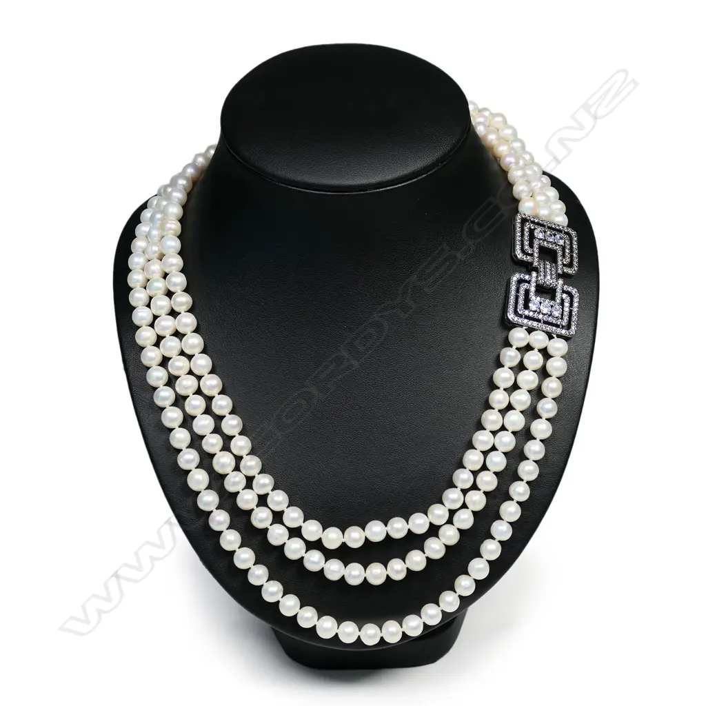 A triple strand cultured pearl necklace, Image 1++