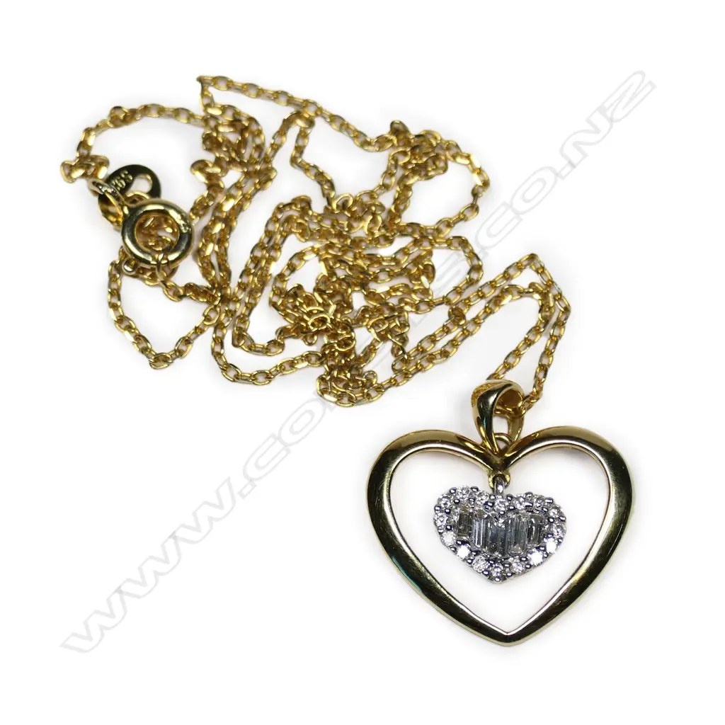 An 18ct yellow gold and diamond heart pendant, Image 1++