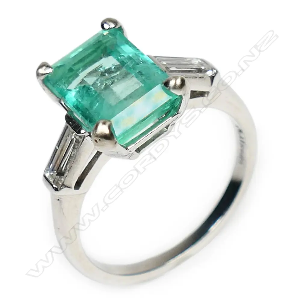 A platinum Columbian emerald and diamond ring, Image 1++