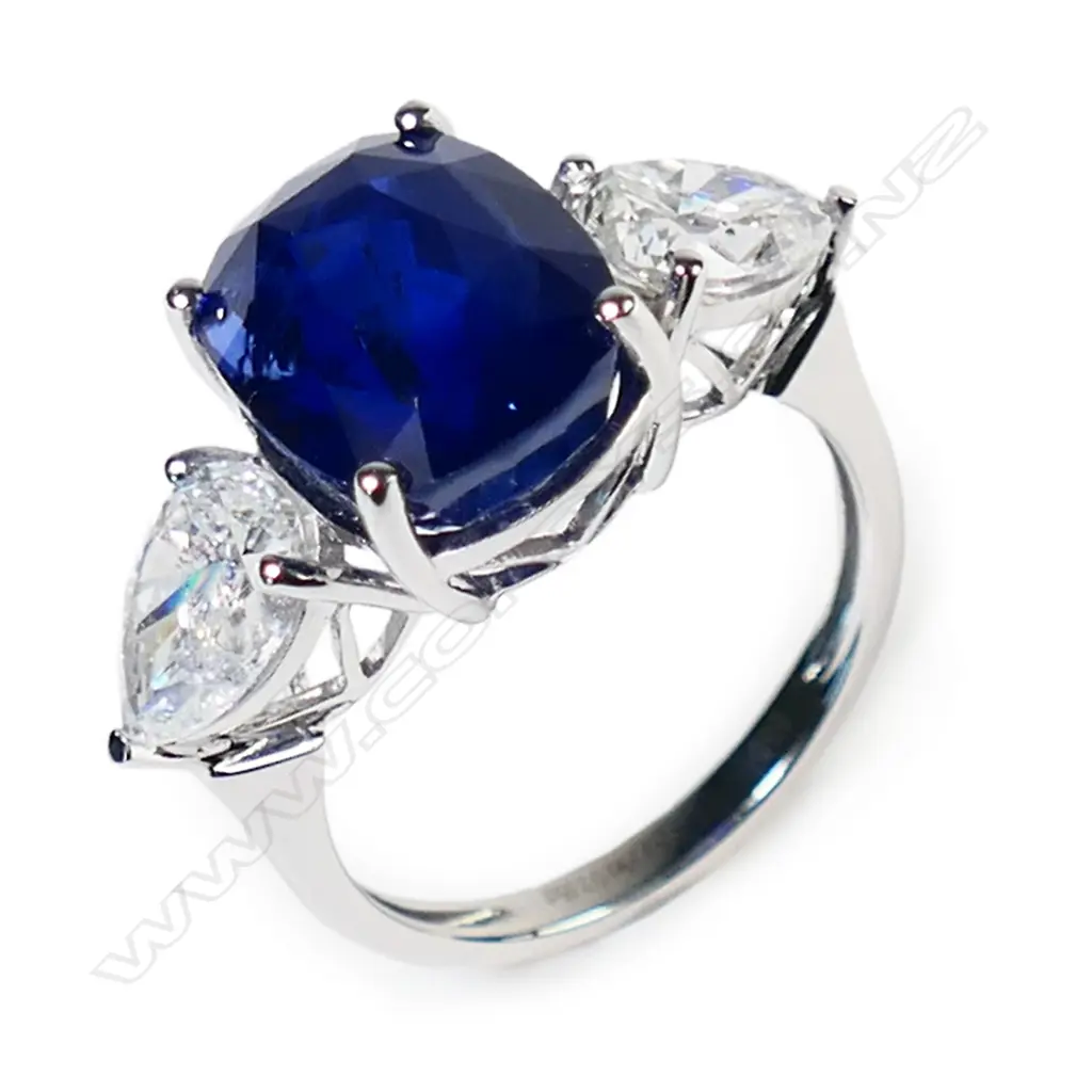 A 14ct white gold Ceylonese sapphire and diamond statement ring, Image 1++