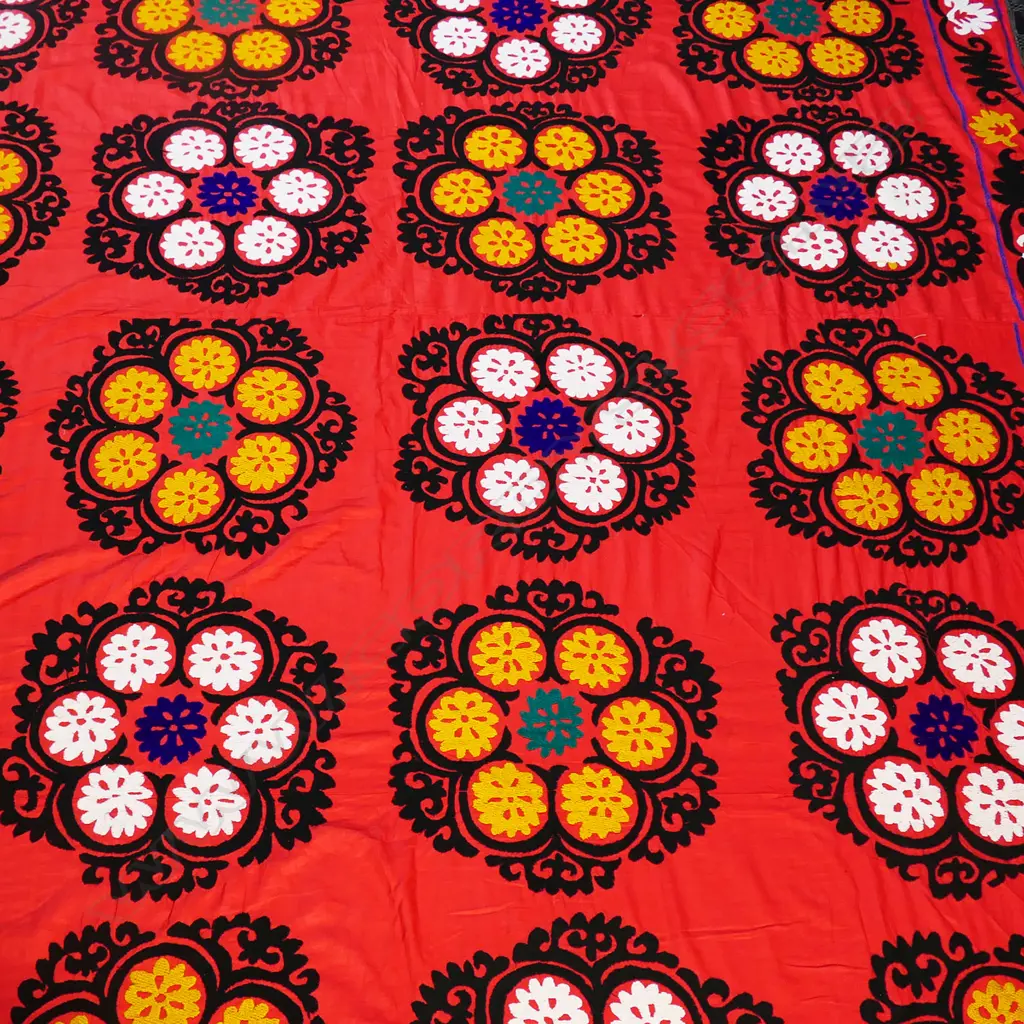 A large Uzbekistani Suzani textile, Image 1++