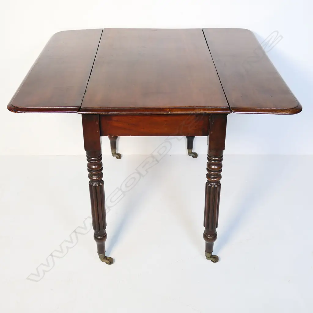 A Victorian mahogany Pembroke table, Image 1++