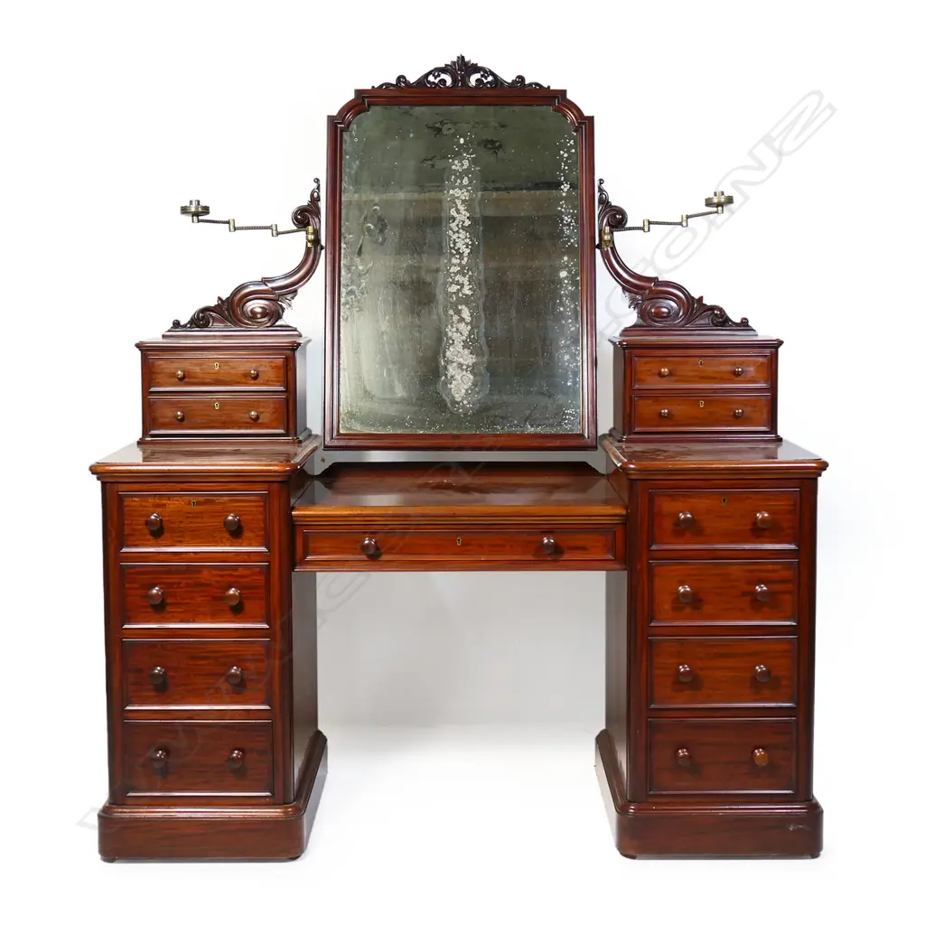 An early Victorian mahogany dressing table (1840), Image 1++