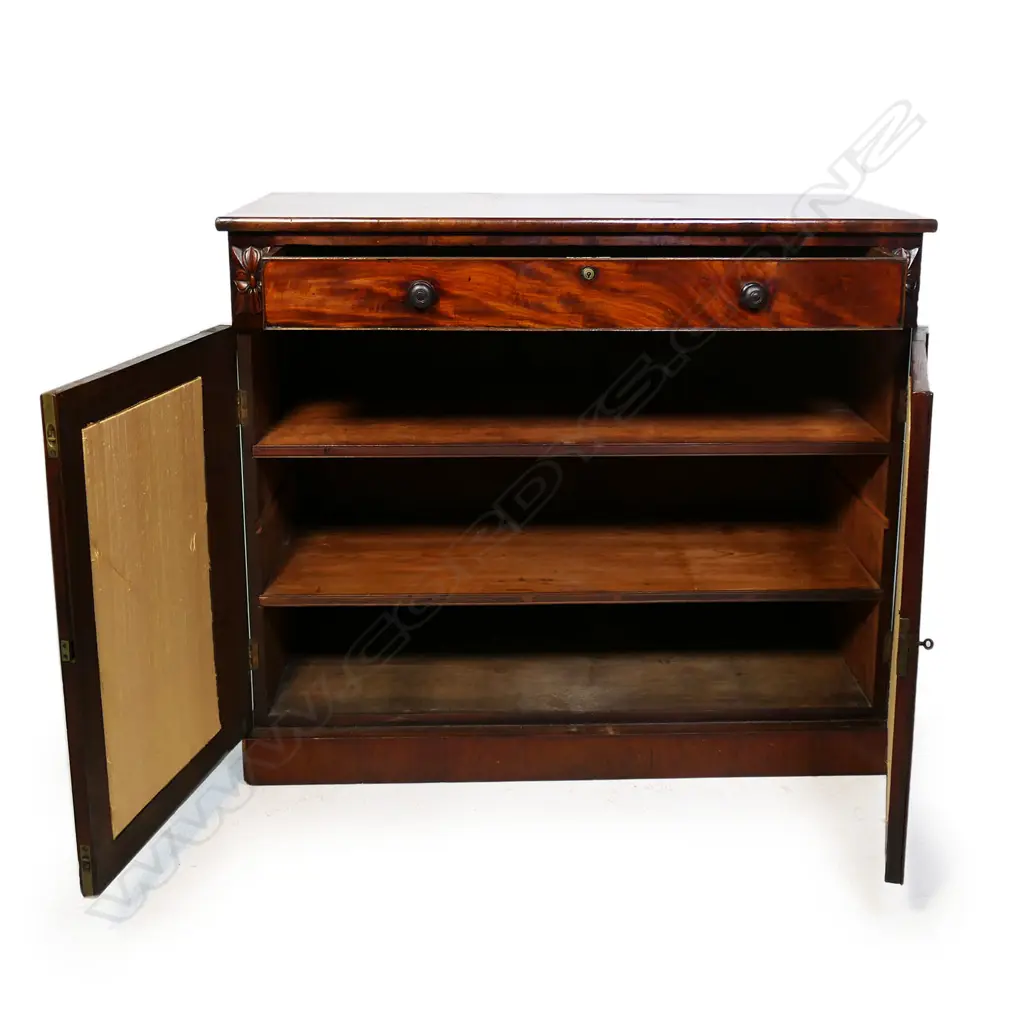 A Regency flame mahogany credenza, Image 1++