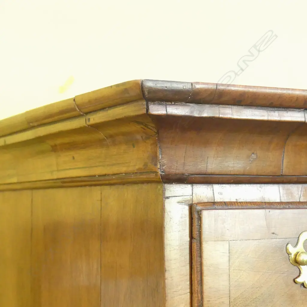 An 18thC walnut chest on chest, Image 1++