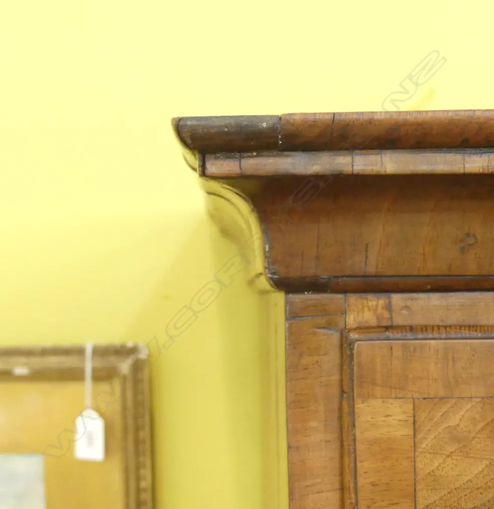 An 18thC walnut chest on chest, Image 1++