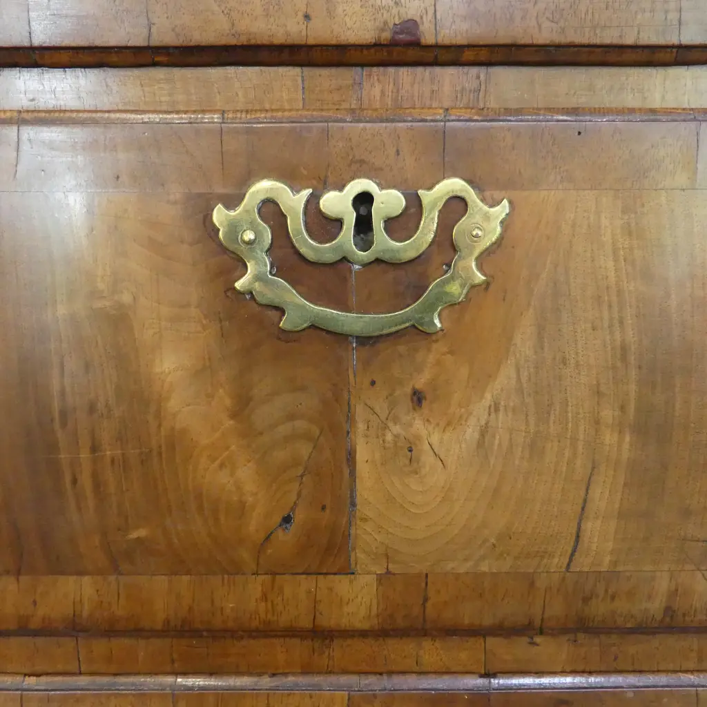 An 18thC walnut chest on chest, Image 1++