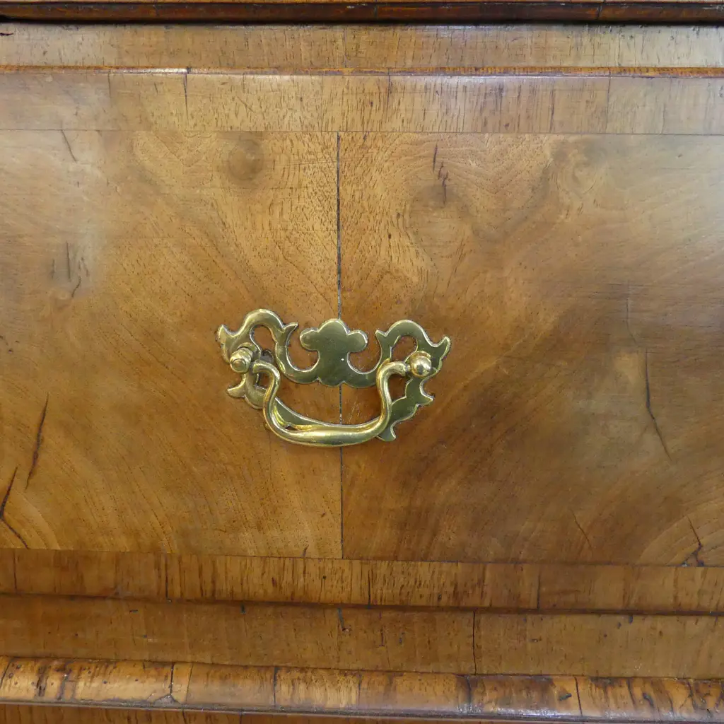 An 18thC walnut chest on chest, Image 1++