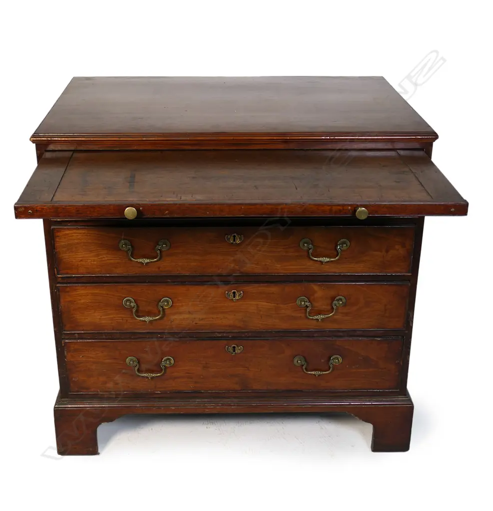 A quality George III flame mahogany bachelor's chest, Image 1++