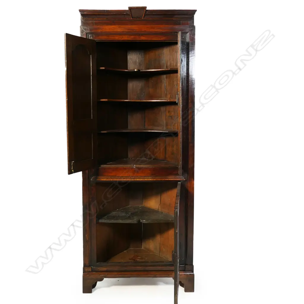 An impressive Georgian oak corner cupboard, Image 1++