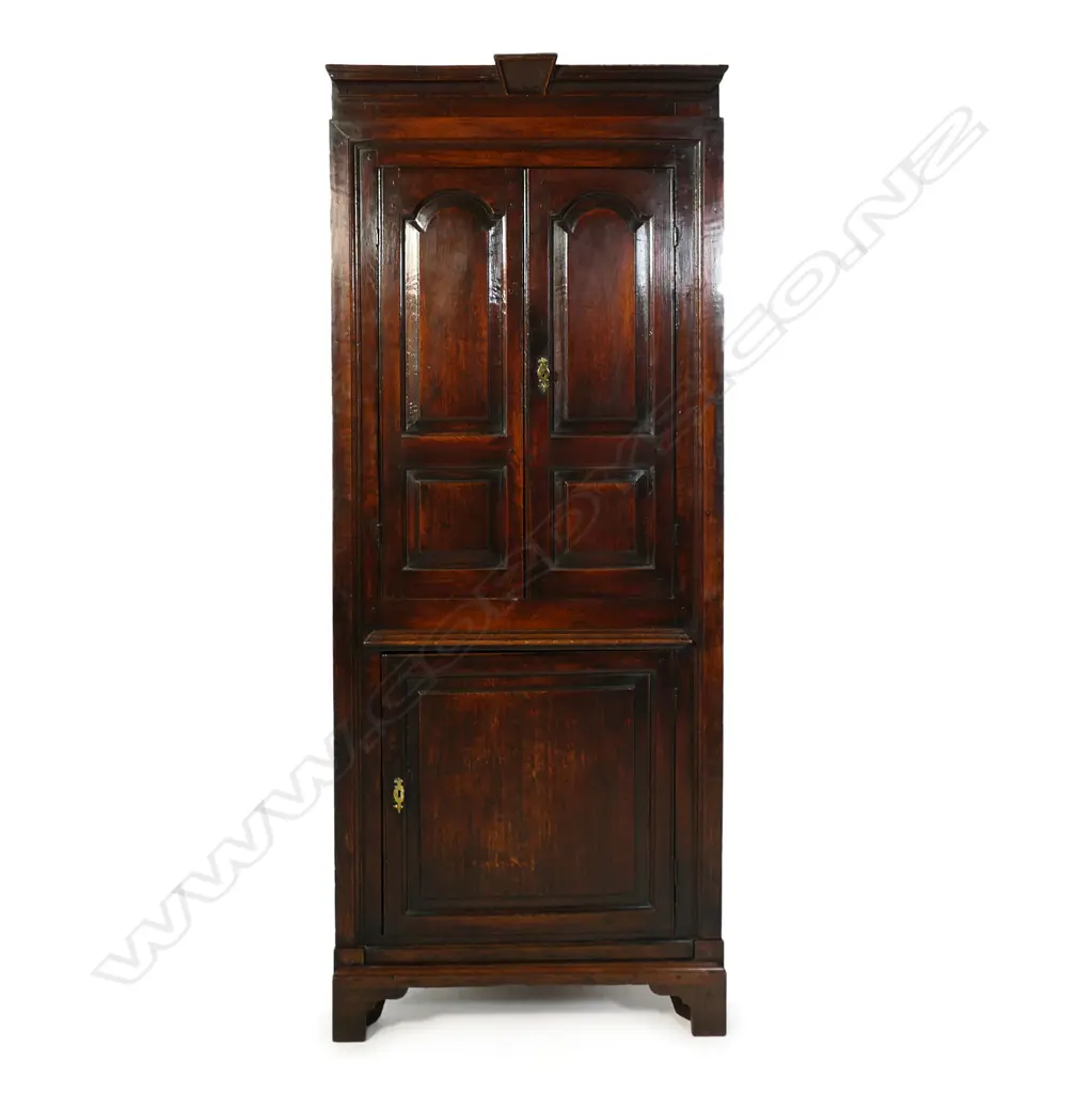 An impressive Georgian oak corner cupboard, Image 1++