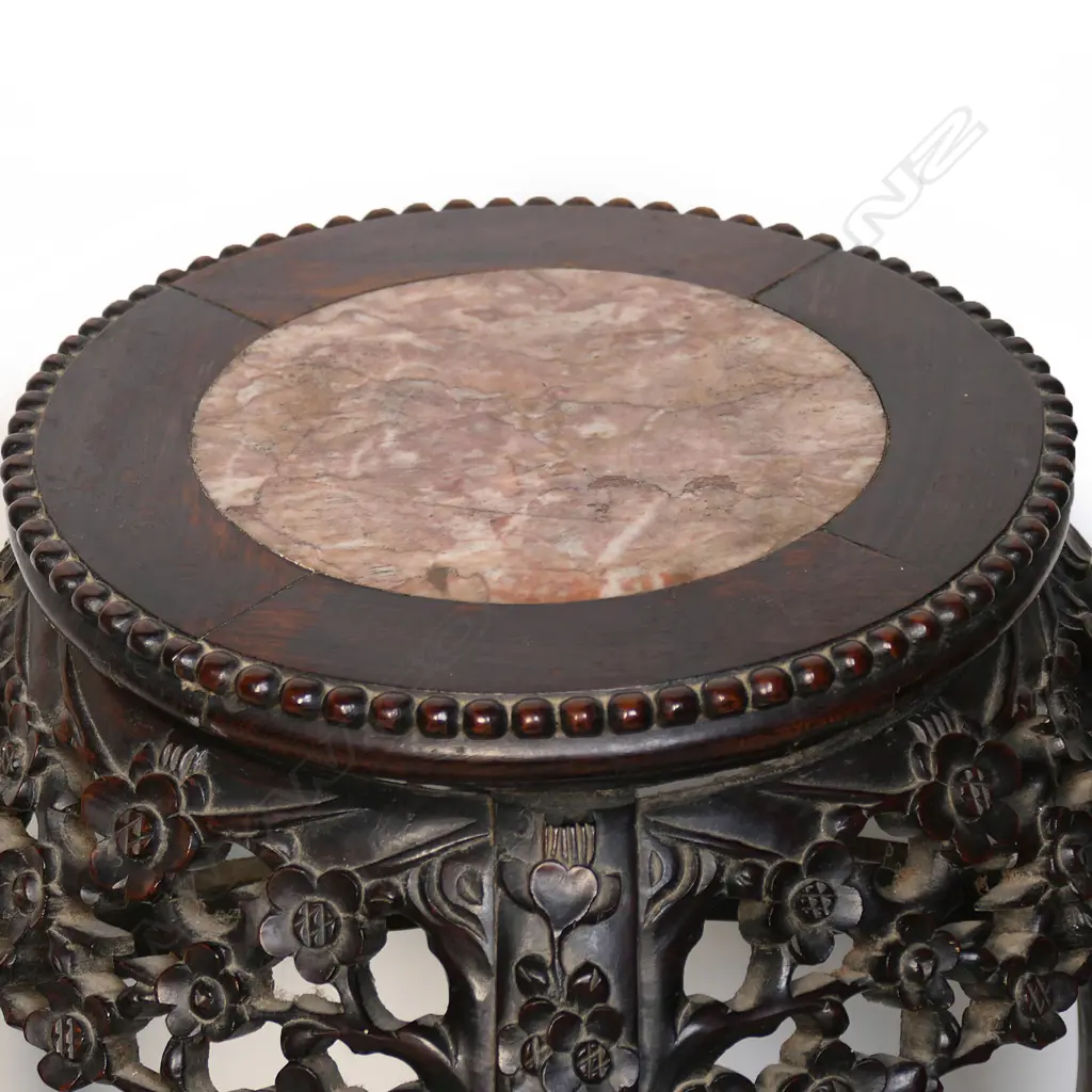 A Chinese rosewood vase stand, Image 1++