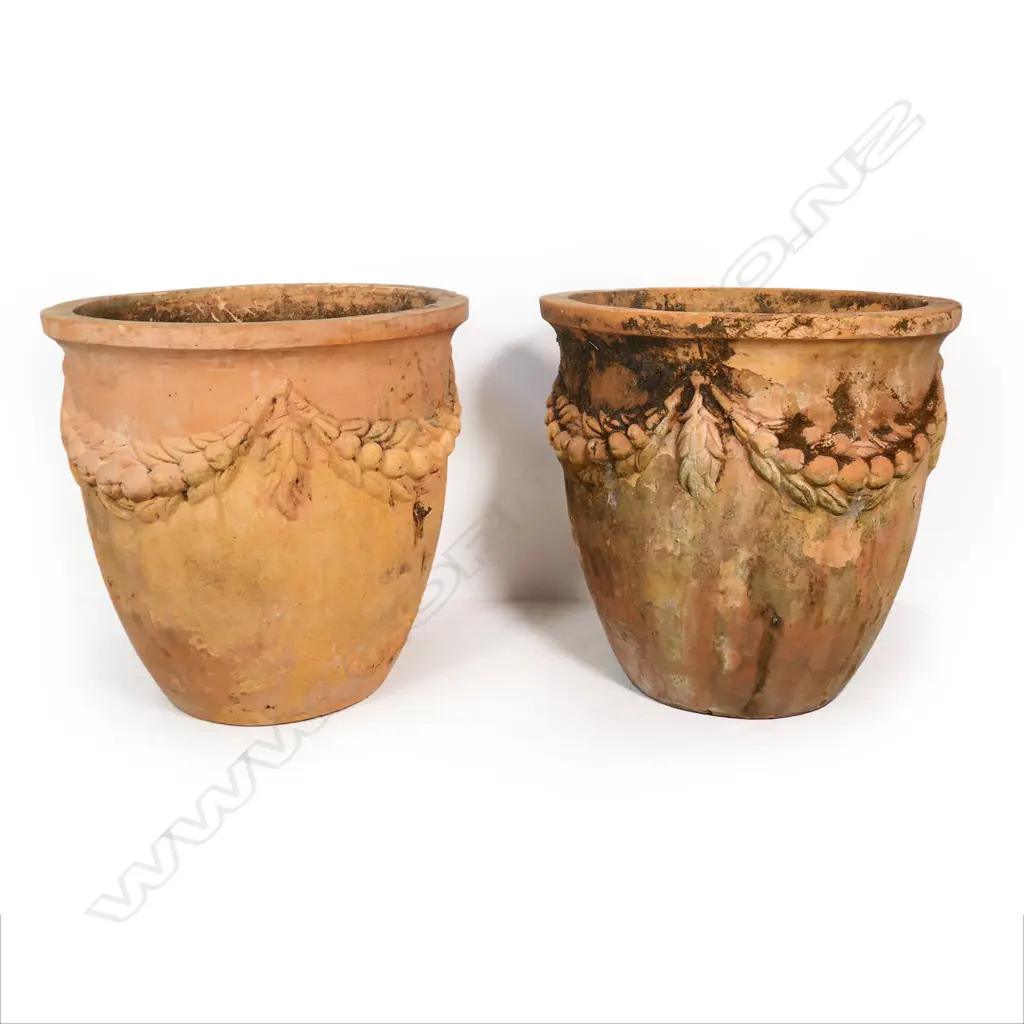 A pair of impressive terracotta garden pots, Image 1++