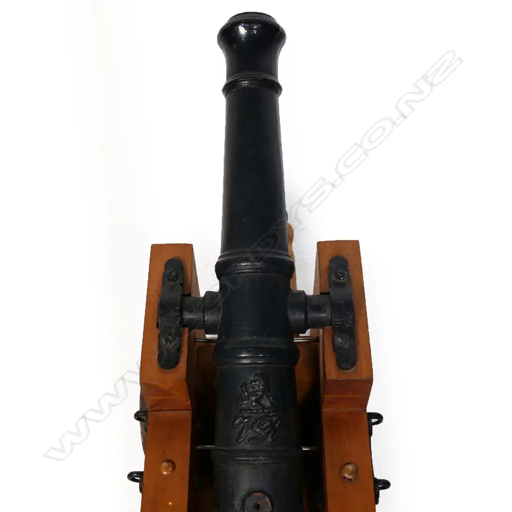 A cast iron 20thC model of a Victorian cannon, Image 1++