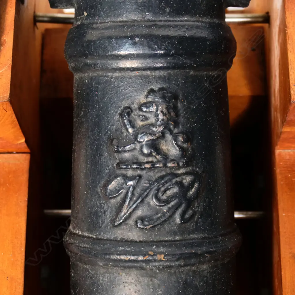 A cast iron 20thC model of a Victorian cannon, Image 1++