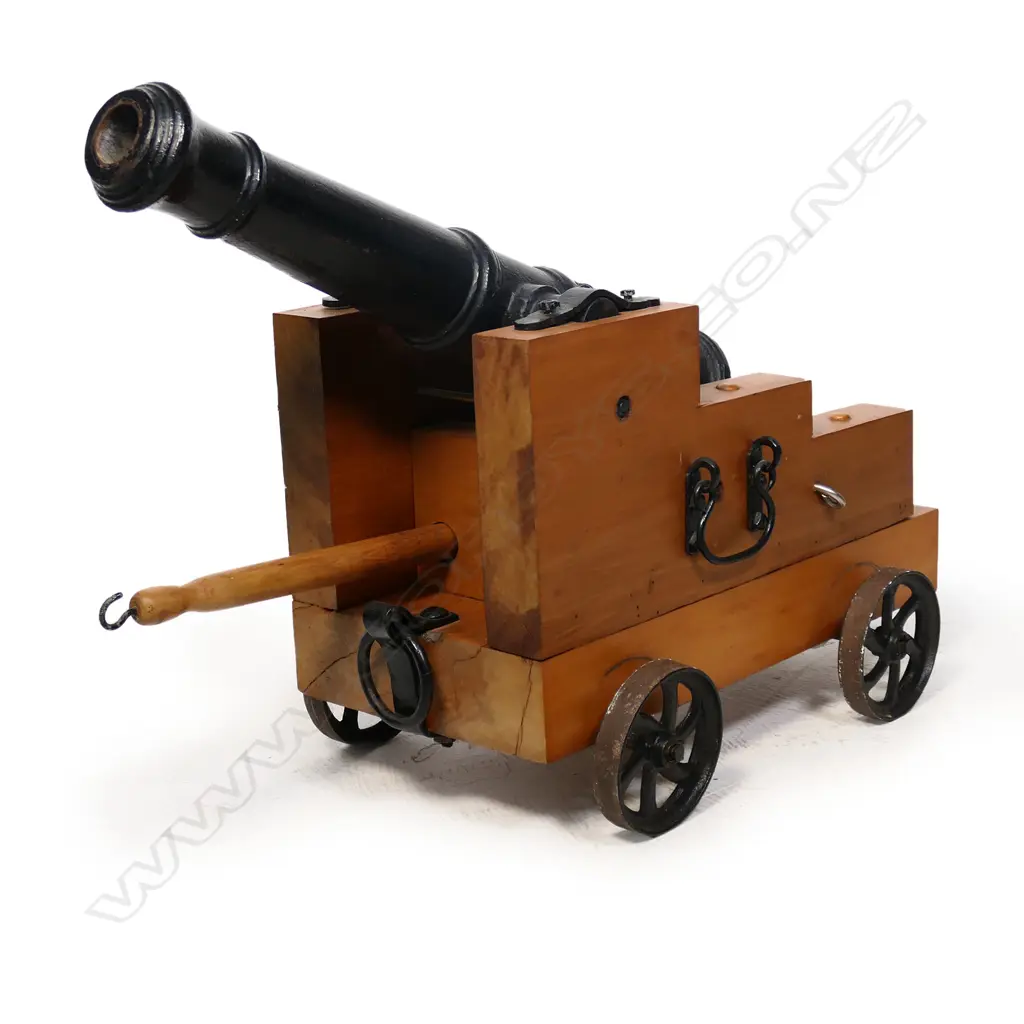 A cast iron 20thC model of a Victorian cannon, Image 1++