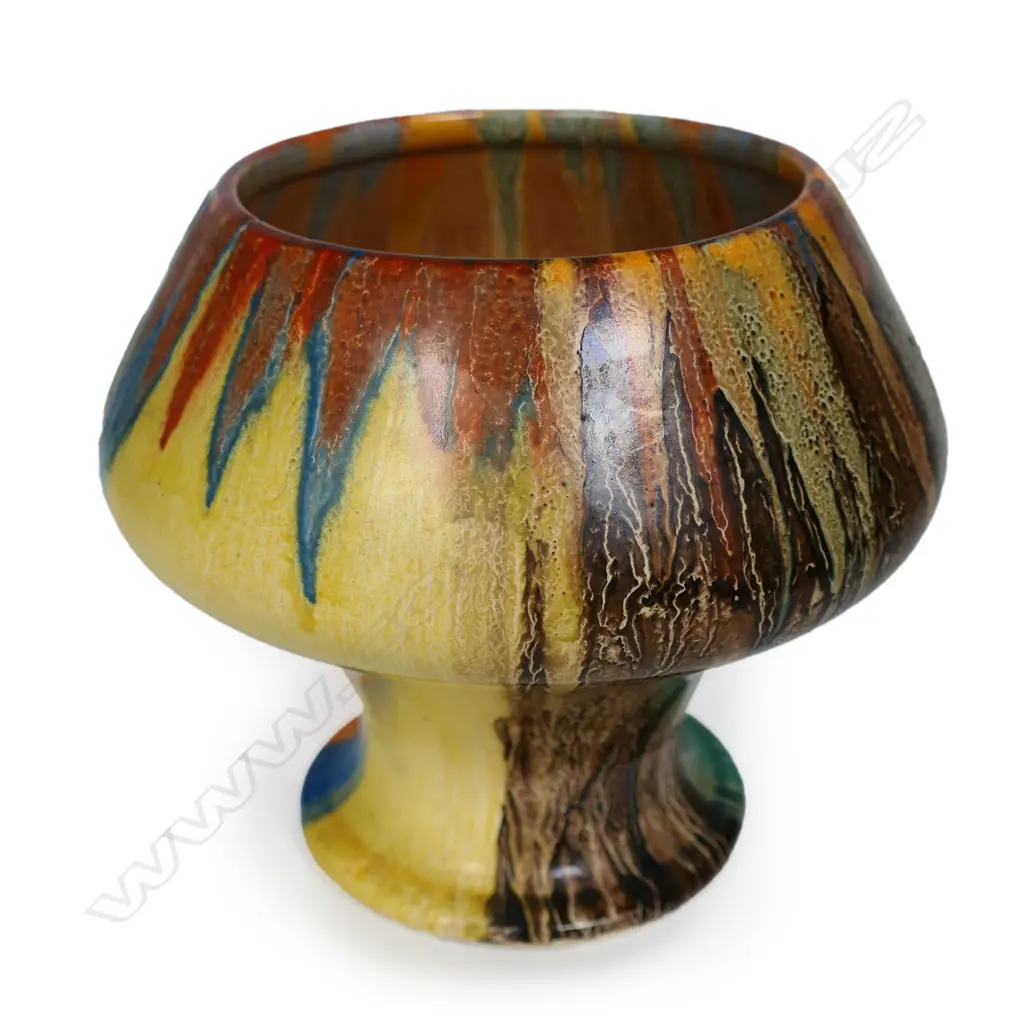 A Clarice Cliff mushroom vase, Image 1++