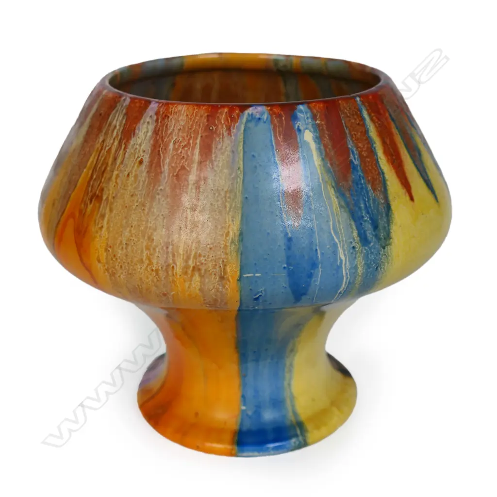 A Clarice Cliff mushroom vase, Image 1++
