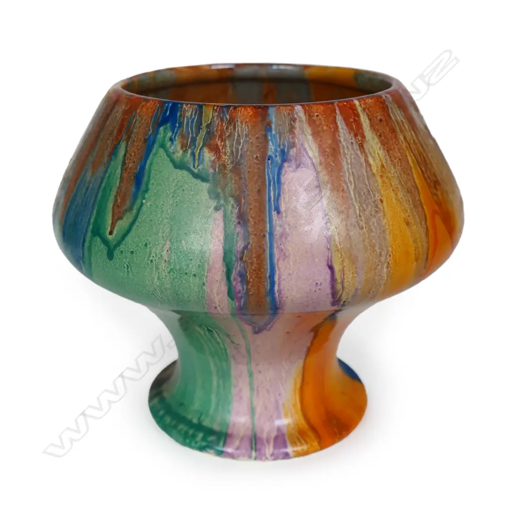 A Clarice Cliff mushroom vase, Image 1++