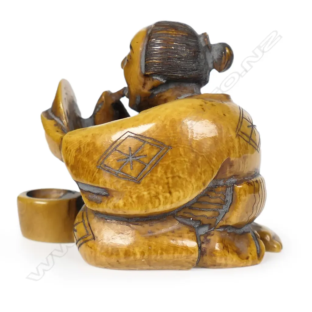 An ivory netsuke of a kneeling woman, Image 1++
