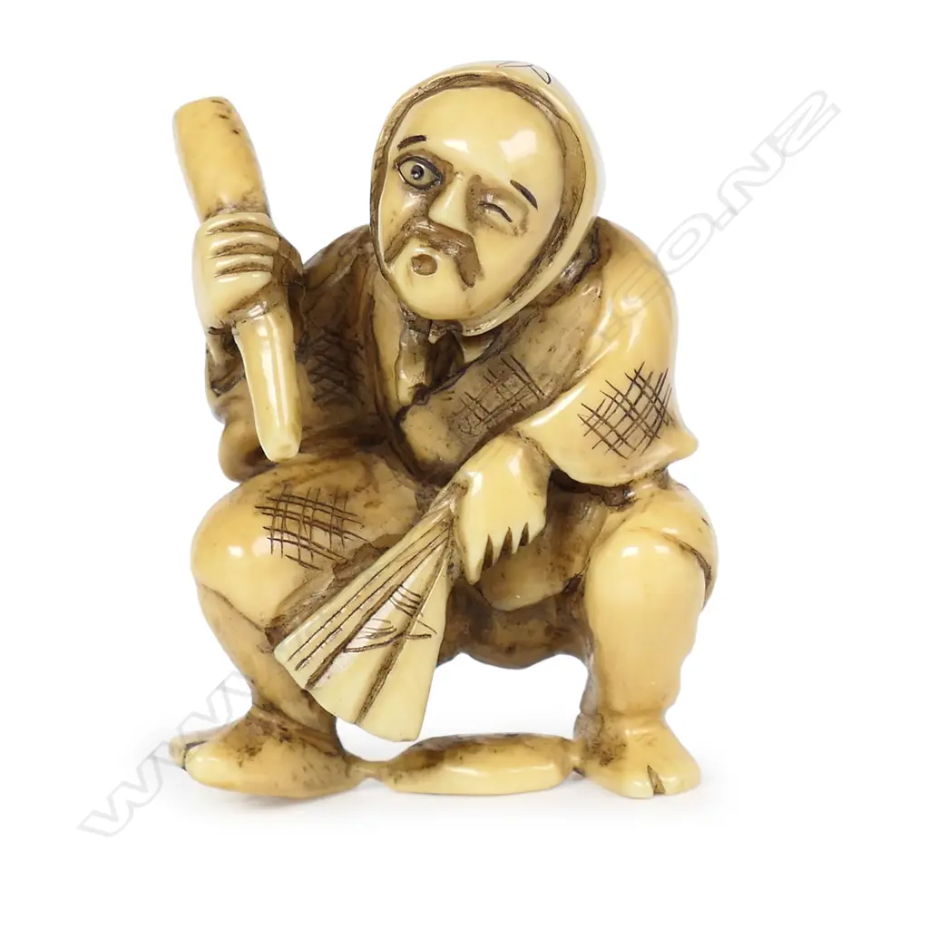 An ivory netsuke of an old figure, Image 1++