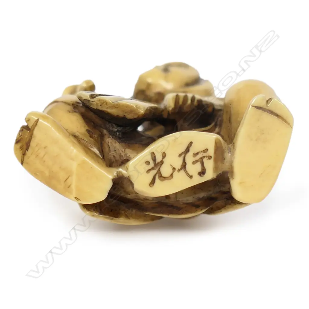 An ivory netsuke of an old figure, Image 1++