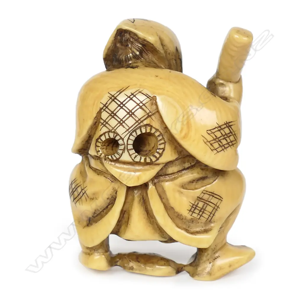 An ivory netsuke of an old figure, Image 1++