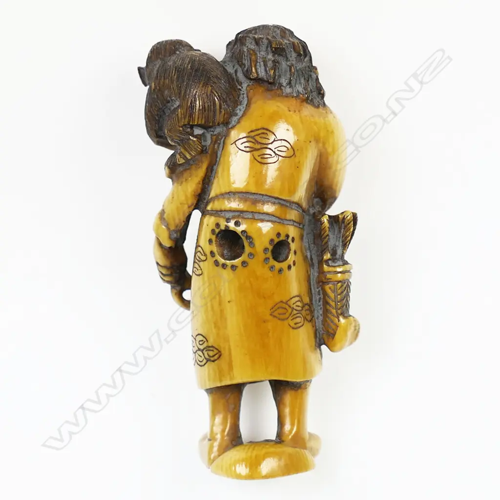 Ivory netsuke of a man with monkey, Image 1++