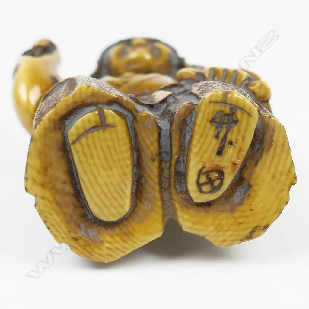 Ivory netsuke of an elderly woman, Image 1++