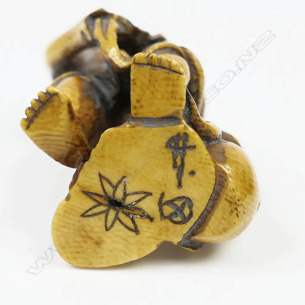 Ivory netsuke of a woman with octopus, Image 1++