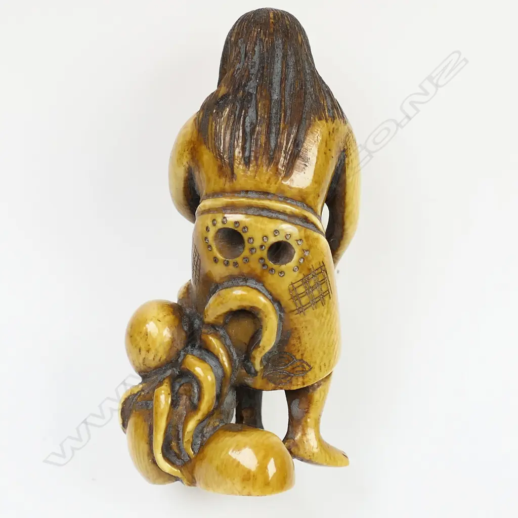 Ivory netsuke of a woman with octopus, Image 1++