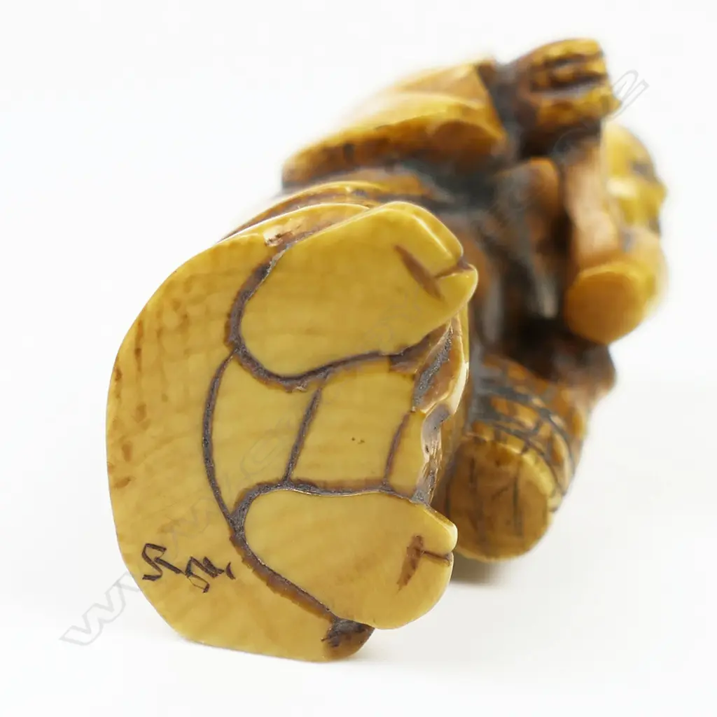 Ivory netsuke of an elderly woman, Image 1++